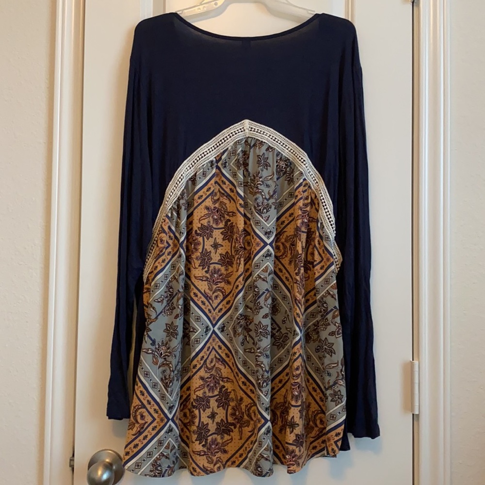 Long Sleeve Navy/back floral design